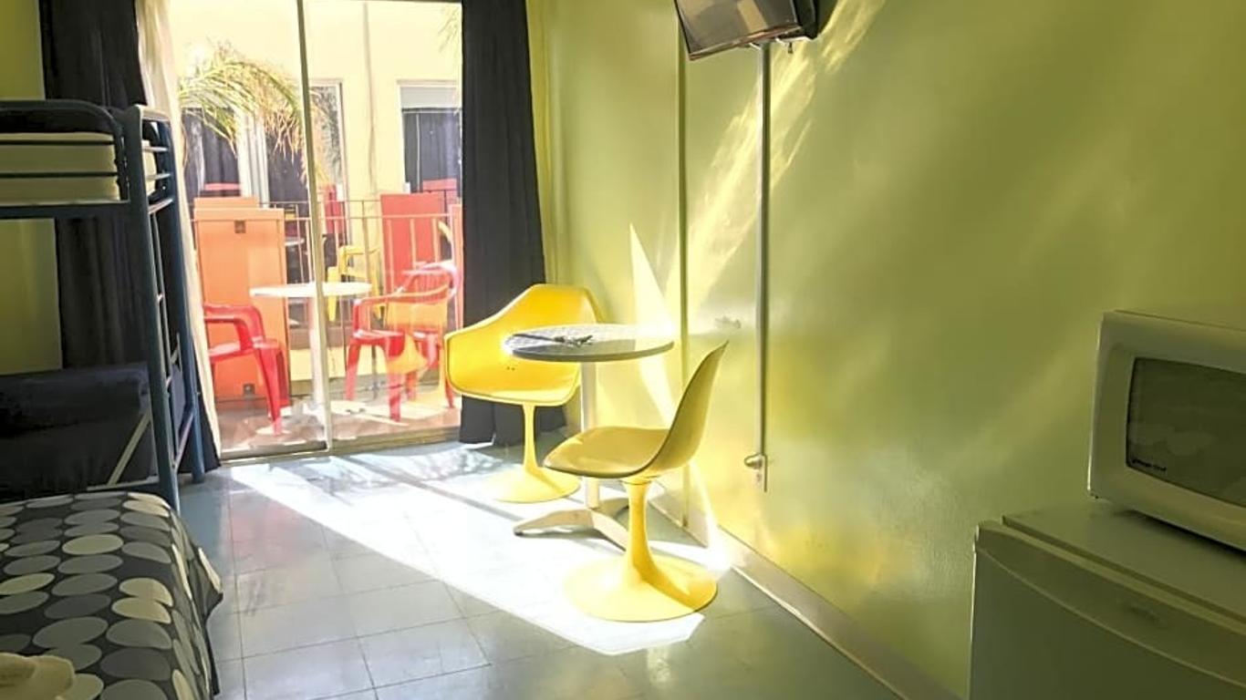 Banana Bungalow West Hollywood Hotel & Hostel