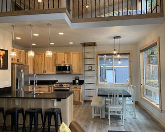 Custom Cabin: Great location, Hot Tub, & more! - Sandpoint - Kitchen