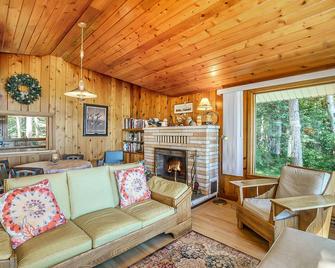 Relaxing lake house w/ firepit, boat mooring, free cable, and full kitchen - Honor - Sala de estar