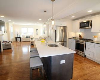 Spacious Renovated Home Minutes to City w/Parking - Somerville - Cocina