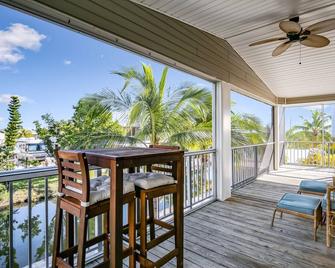 Waterfront home with dock, high-speed WiFi, and central AC - snowbird-friendly - Little Torch Key - Balcony