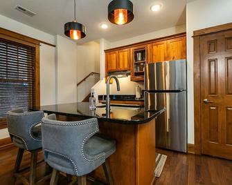 Drake House: The Loft (Private Hot Tub) - Dubuque - Kitchen