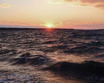 Newly renovated modern cottage, 5 minutes from town, beaches, and trailheads. - Bridgehampton