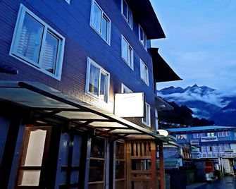 Lama Hotel - Himalayan Burger - Lukla - Building