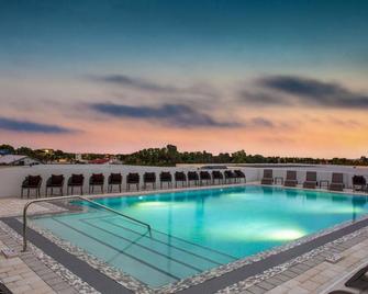 Short Drive Nearest Beach! Cozy Retreat in this Prime Location | Outdoor Pool - Dania Beach - Bazén
