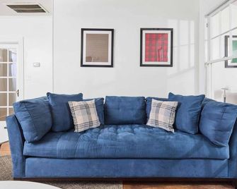 Unique Plaid Home, Min Away From Memorial&ssu+pets - Savannah - Living room