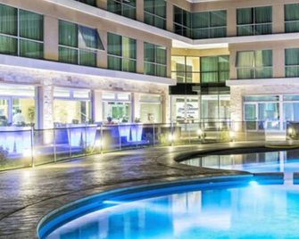 Howard Johnson by Wyndham Neuquen - Neuquén - Piscina
