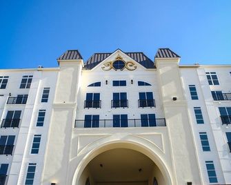 The Royal Worthington - Malvern - Building
