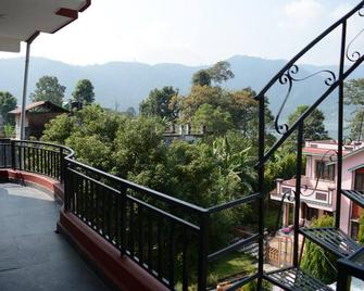 Pokhara Youth Hostel - Pokhara - Balcony