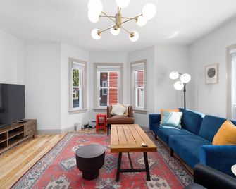Fox Point House: Walk to Brown/RISD + Free Parking for Up to 3 Cars! - Providence - Sala de estar