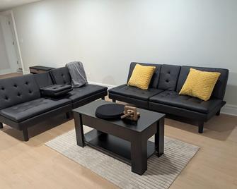 Maple & Chill - Windsor - Living room