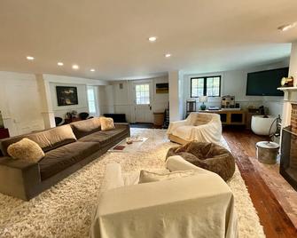 Berkshires Lake House With Private Dock, gunite pool, and Chefs Kitchen - Canaan - Sala de estar