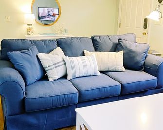 Charming Cape Cod Cottage On Depot Pond & Bike Trail With Pond Access - Eastham - Living room