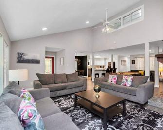 6-Bedroom Retreat, Pool & Spa: 20 Min Downtown Gb - Humble - Living room