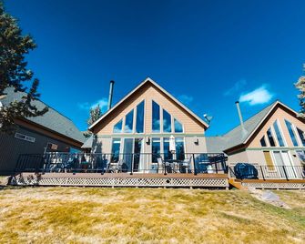 Eagle Creek Chalet on the Pond - Redmond - Building