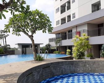 Comfortable Parkland Avenue 2br Apartment By Travelio - Serpong - Pool