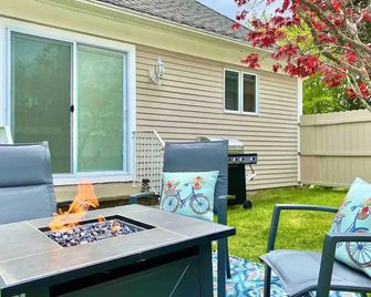 Modern Retro Apartment 20 Mins To Bar Harbor w/ Firepit, Grill & Pacman - Lamoine - Patio