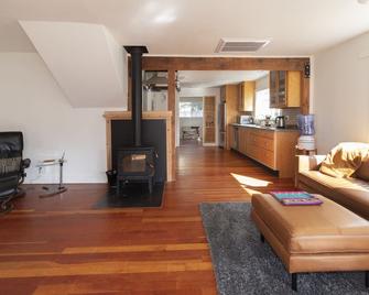 The Albion Haus, Walk to the beach! - Albion - Living room