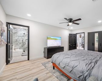 Luxury A-Frame Escape: 6br, 4ba, Pool, Pickleball, Cinema & Ultimate Relaxation! - Thonotosassa - Habitación