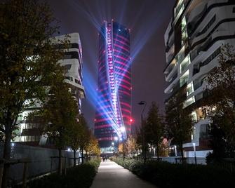 grazioso bilocale a 100 MT dalla metropolitana - Sesto San Giovanni - Edificio