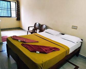 Hotel Varsha Hampi - Hampi - Bedroom