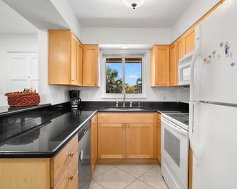 Waves 17, 1 Bedroom, Sleeps 4, Pool View - Saint Pete Beach - Kitchen
