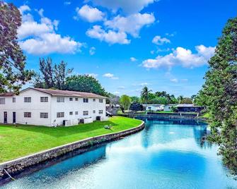 Water View - 1st Floor - Stocked - Palm Wave Says - Coconut Creek - Havuz