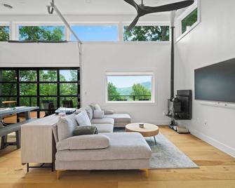 'Glass & Pine' Home close to Bold Rock & Vineyards - Nellysford - Living room