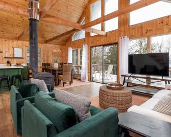 Cozy Cabin Newly Renovated with Lake George Views and Private Beach Access - Hague - Sala de estar