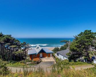 Dog-Friendly Condo with Ocean View & Beach Access - Perfect for Family Fun - Lincoln City - Outdoor view