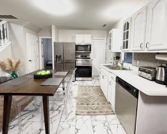 Charming 2-bedroom house in downtown Royal Oak - Royal Oak - Kitchen