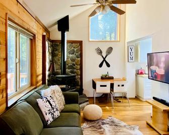 Lilac Cabin Family-friendly Highspeed Wi-fi 3 Bedroom Home by RedAwning - Arnold - Sala de estar