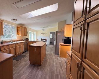 The Haven: Secluded Meadow, Nestled in The Pines 4 Bd 3 Bath, Hot Tub - Superior - Kitchen