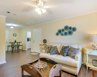Mississippi Vacation Rental 1 Mi to Ole Miss - Oxford - Living room