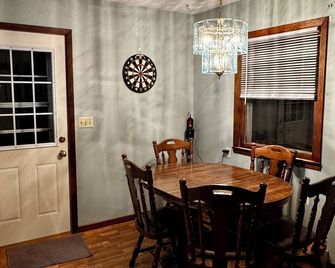Sportsman's Country Lodge: Wild Turkey - Ortonville - Dining room