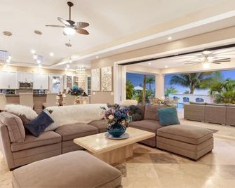 Stunning Kona home with salt water pool will take your breath away - Kailua-Kona - Living room