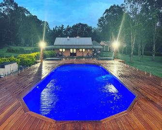 Luxury homestead with pool and spa, Hunter Valley - 브란스턴 - 수영장