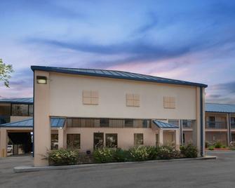 Super 8 by Wyndham Hattiesburg South - Hattiesburg - Building