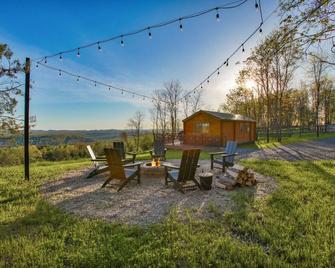 Sanctuary Summit | Hot Tub, Panoramic Views, Ada Friendly Cabin - Brookville - Terasa