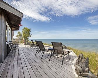 Unique Octagon Cottage On Lake Michigan Surrounded By Dunes & A County Park!! - Montague - Patio