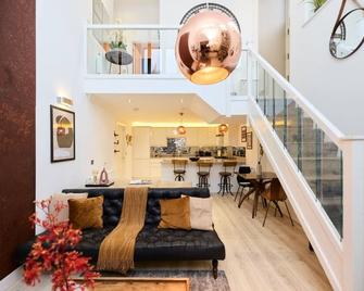 The Shadwell Place - Modern 1bdr Flat - London - Living room