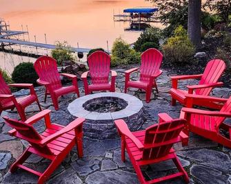Unwind in Lakeside Luxury:Private House,Dock,Views, Kayaks - Auburn/Skaneateles - Auburn - Innenhof