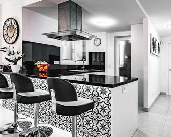 2 Bedroom Cozy Apartment In Cala Bona - Cala Bona - Kitchen