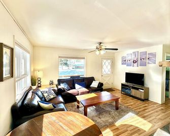 The Lake City Cabin - Lake City - Living room