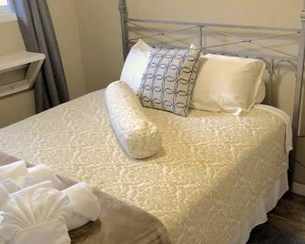 High Grade - Affordable, Near Mendenhall Glacier, Trails, And Conveniences -Discount On Tours! - Juneau - Bedroom