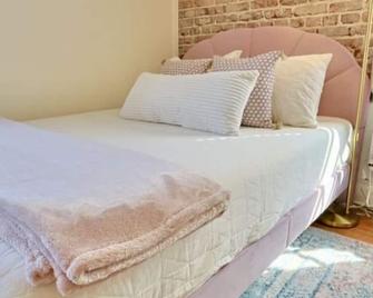 Dolly's Studio - Walk to DT + Local Eateries - Knoxville - Schlafzimmer