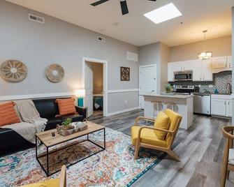 Downtown Loft Hosted by The Sanctuary Co. - Johnson City - Living room