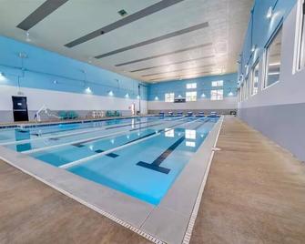 Cosy Lakefront Condo -- 1-bedroom w/WiFi & fitness room in wonderful Huddleston - Huddleston - Piscina