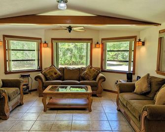 Camp My Way Ocala National Forest Rodman Reservoir Fish/Hunt/Ride/Hike Private - Fort McCoy - Living room