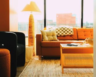 Cozy Downtown Halifax Loft with Free Parking - Halifax - Living room